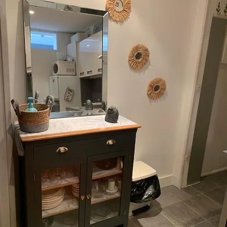 Classe 2 Etoiles Avec Entree Face A La Dans Immeuble Belle Epoque Appartement *